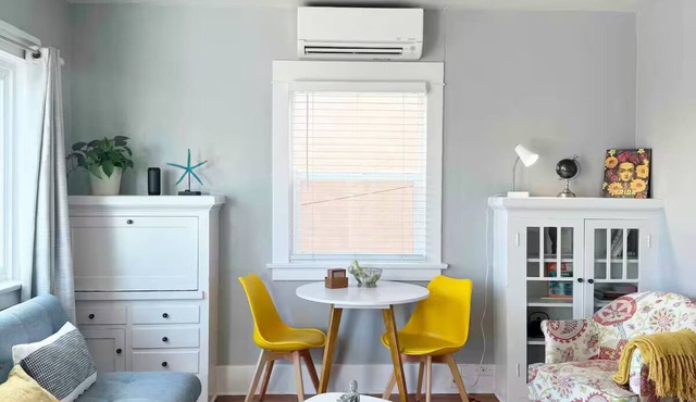 Vintage Chic 1 BR w/FREE 9 KW EV Charging/Parking