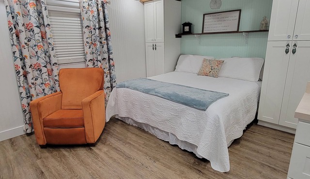 Vintage Chic King Bed Studio Apartment Near The Villages Pet Friendly