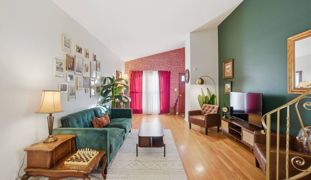 Vintage Chicago Themed Home w/Sports Memorabilia