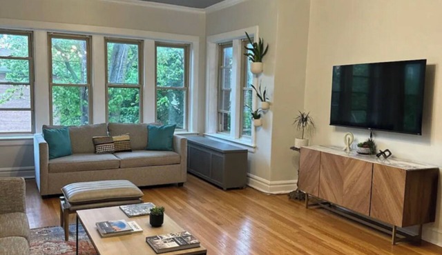 Vintage City Chic: The Artist's Haven. 5 Blocks from Lake Michigan!