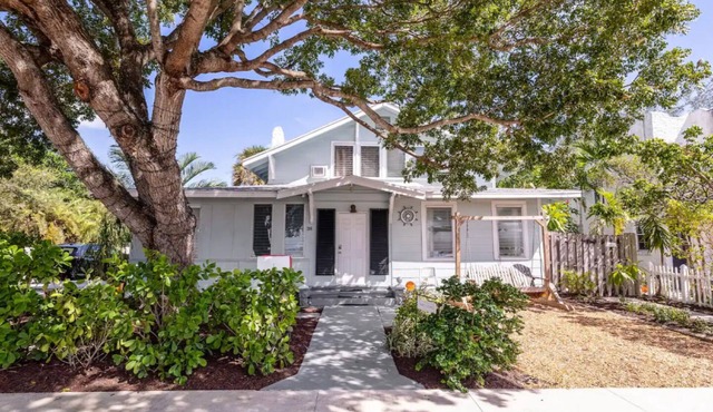 Vintage Coastal Cottage -3Bed/1Bath Upstairs