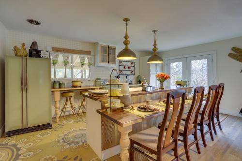 Vintage Coloma Home with Deck Shop, Swim and Dine!