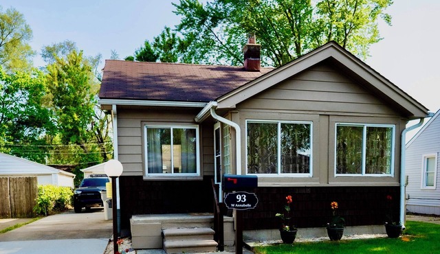 Vintage colorful retreat, near downtown Detroit, 2BR, AC, free private parking