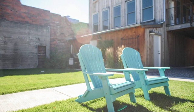 Vintage Condo - The Livingston House: Modern Luxury & Vintage Charm