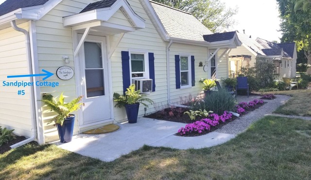 Vintage Cottage 2 Blocks from Ludington Beach
