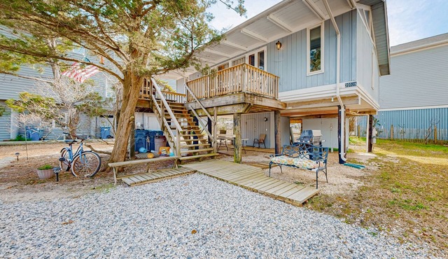 Vintage cottage by the beach with AC, furnished deck, grill, & washer/dryer