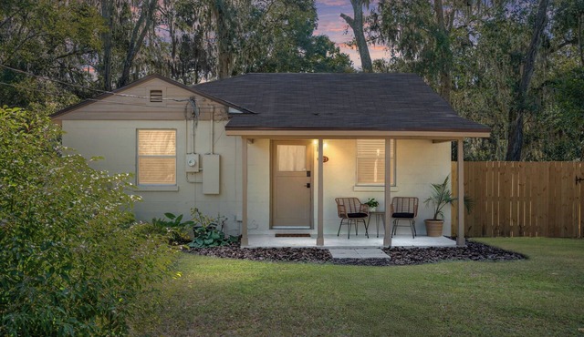 Vintage Cottage close to UF