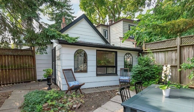Vintage Cottage minutes from downtown