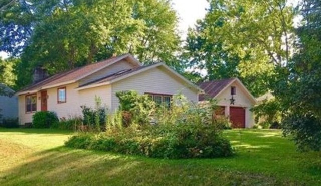 VINTAGE COTTAGE NEAR LAKE EDINBORO