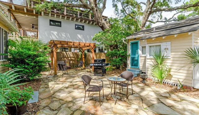 Vintage cottage with outdoor shower and unique Interior - near North Beach