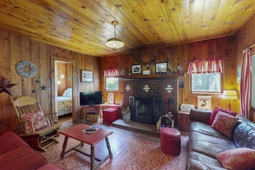 Vintage Cottage with Private Hot Tub Fireplace & Deck - Walk to the Lake Dogs OK