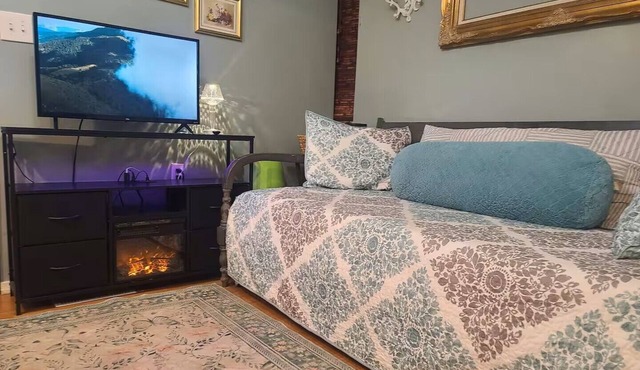 Vintage Cozy Cottage 25 min to Sedona dedicated WiFi W/D A/C.
