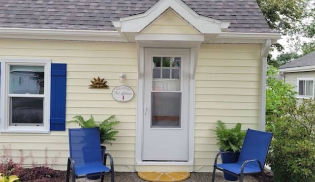 Vintage Cozy Cottage 2 Blocks from Ludington Beach