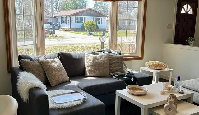 Vintage Cozy Retreat - close to the beach!