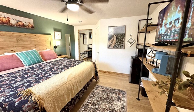 Vintage Creekside Motel in Hollister (14)