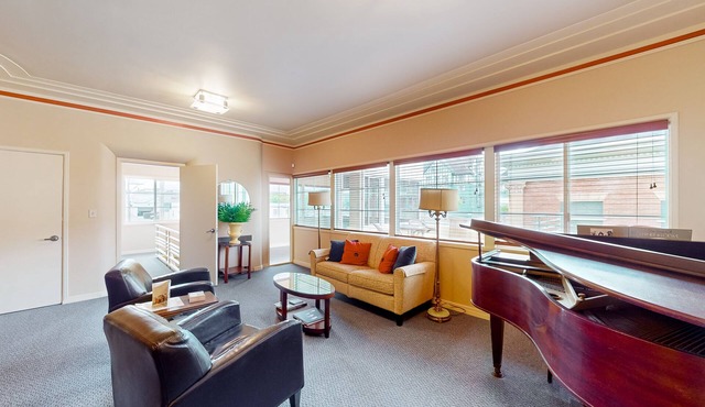 Vintage downtown apt with balcony, W/D, streaming, kitchen & close to the ocean