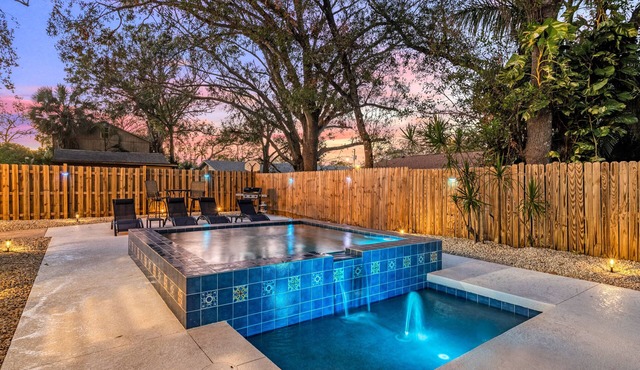 Vintage Downtown Escape, Heated Cocktail Pool, Tiki Bar & Walk to City of Sarasota