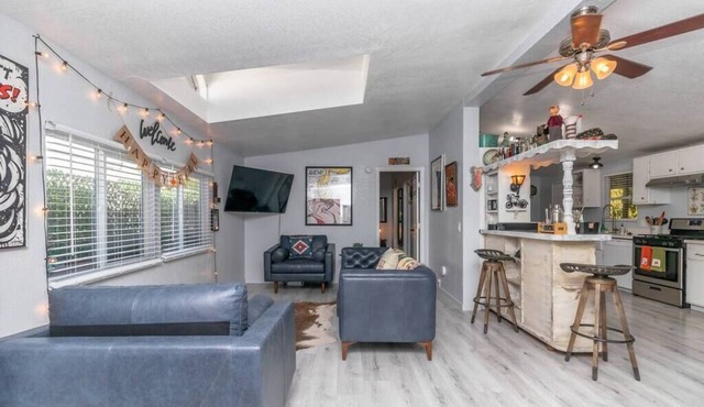 Vintage Eclectic Home Near Sacramento Airport!