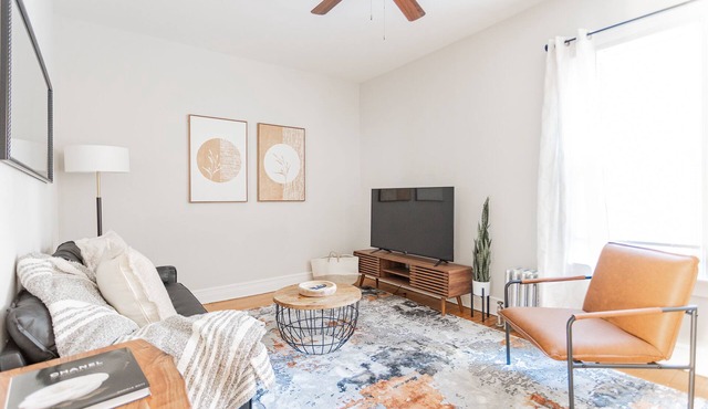 Vintage Escape 1BR Two Blocks Away From Beach