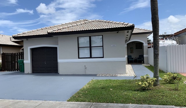 Vintage Famlily getaway in safe and friendly family oriented neighborhood.