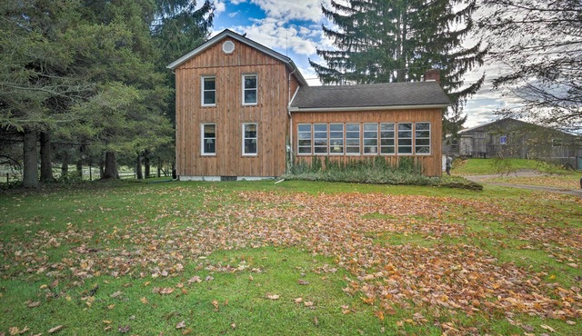 Vintage Farmhouse ~ 2 1/2 Mi to Mount Pleasant Ski