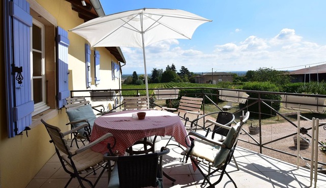 Vintage Farmhouse in Vinzelles with Pool & Centre Nearby