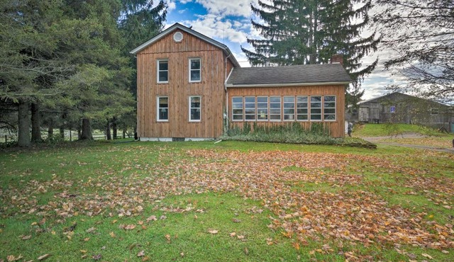 Vintage Farmhouse about 2 half Mi to Mount Pleasant Ski