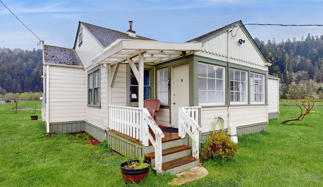 Vintage farmhouse on cattle ranch - 360-degree Redwood Valley views & game room