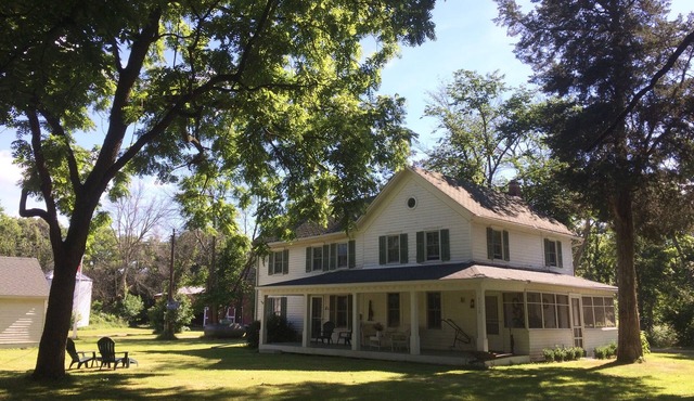 Vintage farmhouse on Fox River reserve - near Starved Rock, canoeing, skydiving.