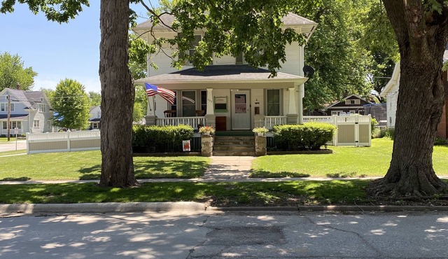 Vintage Farmhouse with Parking right in the City! Family Friendly, Fenced Yard.