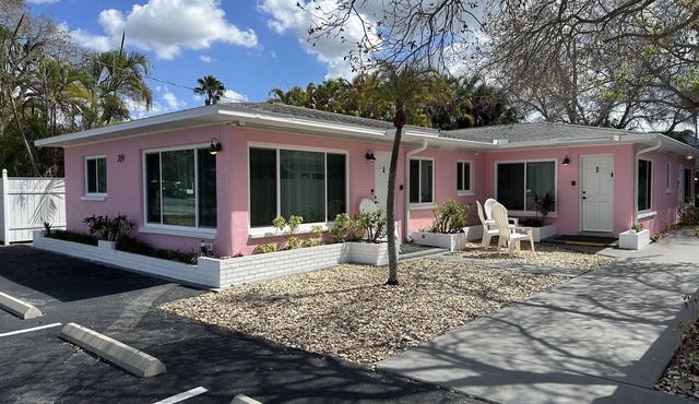Vintage Florida Beach Cottage, one block to the sand of Indian Rocks Beach FL