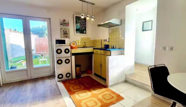Vintage 70 house, with garden, 68 square meters between sea and mountains.