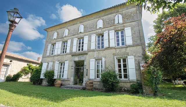 Vintage french mansion + swimming pool into a fenced park close to the river