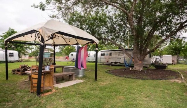 Vintage Glamping close to Austin!