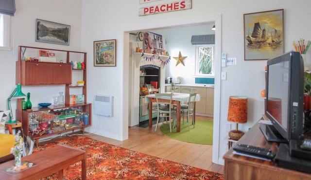 VINTAGE HEYDAY - PVT SPA- FREE BIKE HIRE 1bd Retro Style, Pets by negotiation