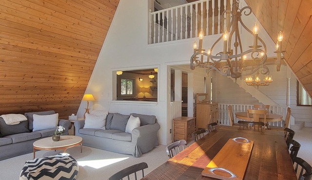 Vintage Hideaway With a view and Hot-Tub