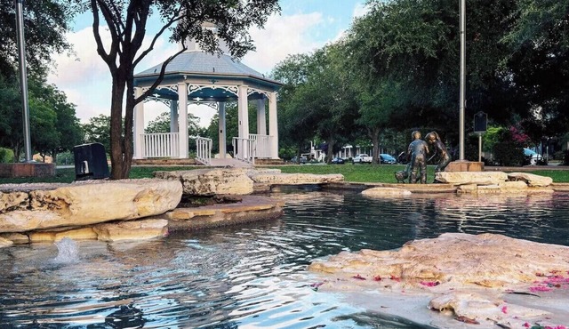 Vintage Hill Country Haven: Two Double with Pool