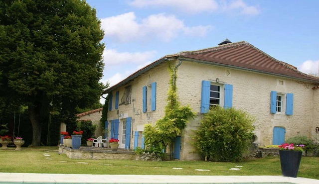 Vintage Holiday Home in Lusignac with Pool