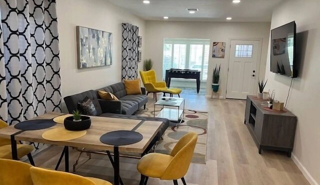Vintage Hollywood 4br Duplex.