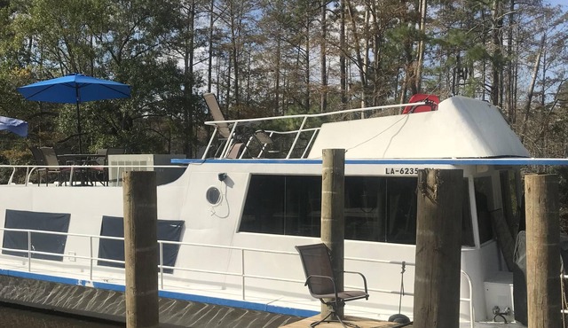 Vintage Houseboat getaway!