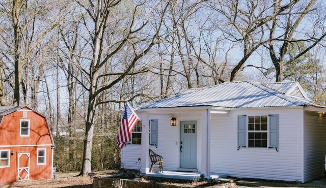 Vintage-Inspired 2BR Cottage Leeds Near Barber, Outlets, Bass Pro & Buc-ee’s