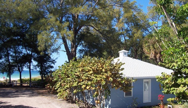 Vintage Island Cottage on the Beach- Sunset Views - Bamboo Apts. C1