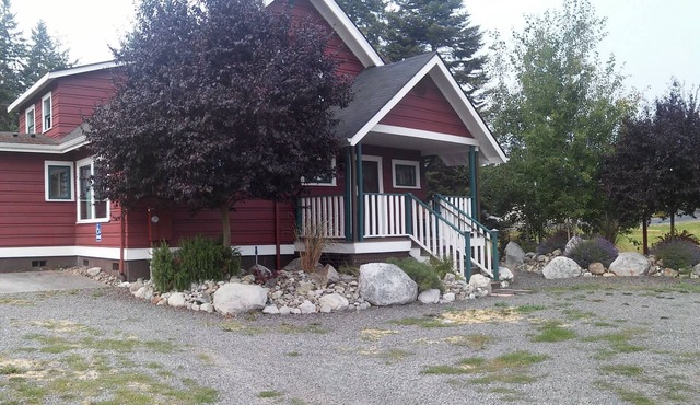 Vintage Island Home 2 Blocks From Town. 4 Bdrs, 2 Kitchens, 3 Bath. Can Sleep 14