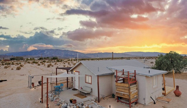 Vintage Joshua Tree Park Gem! Old Dale Ranch Retreat on private 5 acres.