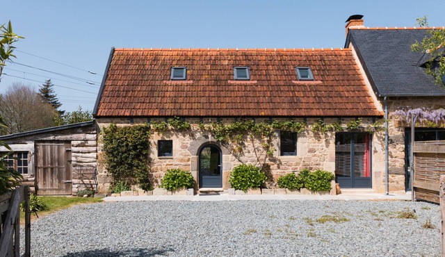 Vintage Kerlipot House with Private Terrace, Shared Garden & Wi-Fi in Ploubezre