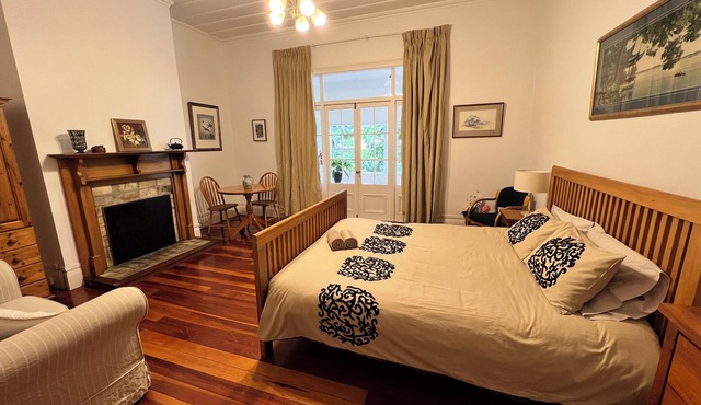 VINTAGE KING ROOM ONLY Shared Bathroom @ LA CASA BONITA AUCKLAND 8 Rooms Villa