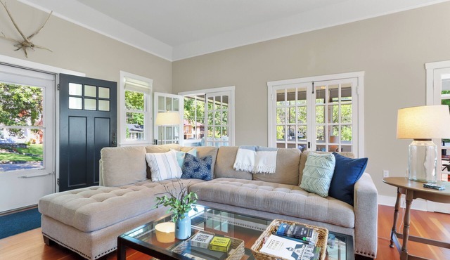 Vintage Lake House One Block From Lake Geneva nSunny home with lovely view