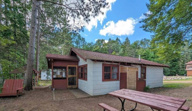 Vintage Lakeside Cottage on Long Lake, Price County Maple Leaf