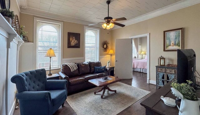 Vintage Loft in Historic Street