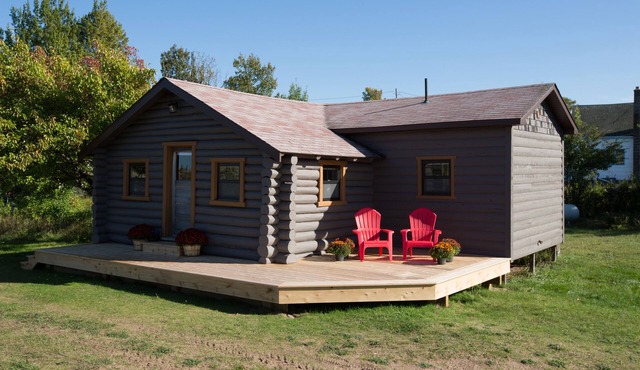 Vintage Log Cabin Hideaway. Right in Town!